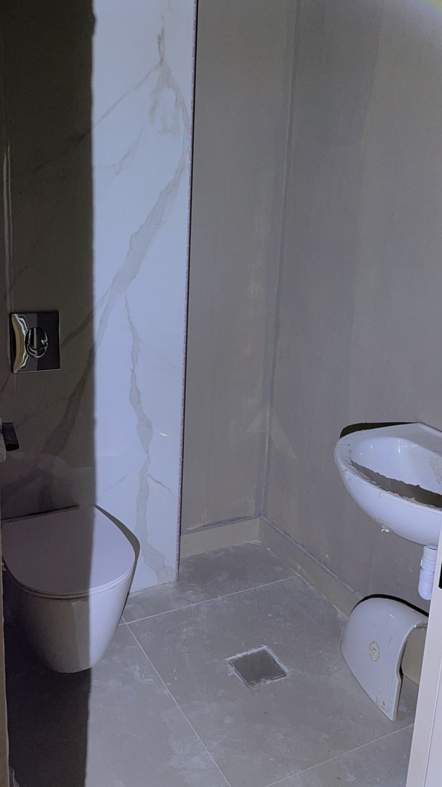 Premium commercial offices for rent in a strategic location on Airport Road. - Property Image 10