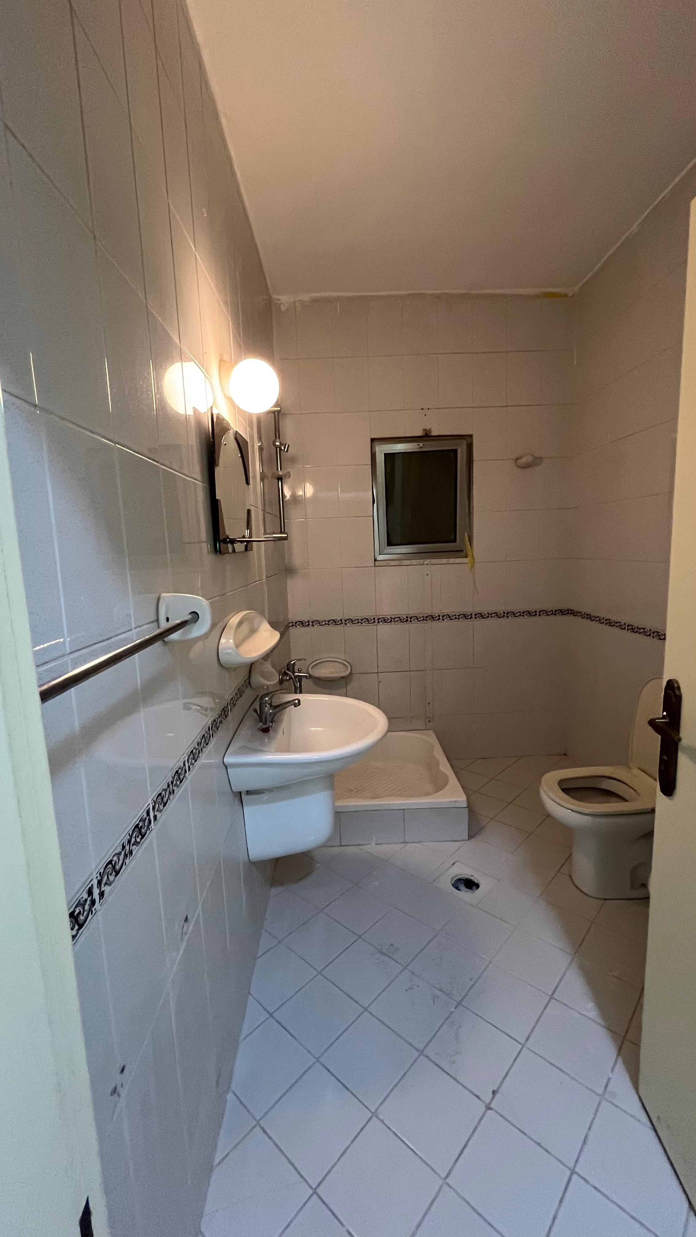 A well-located apartment in a lively area of Shmeisani, available for rent. - Property Image 3