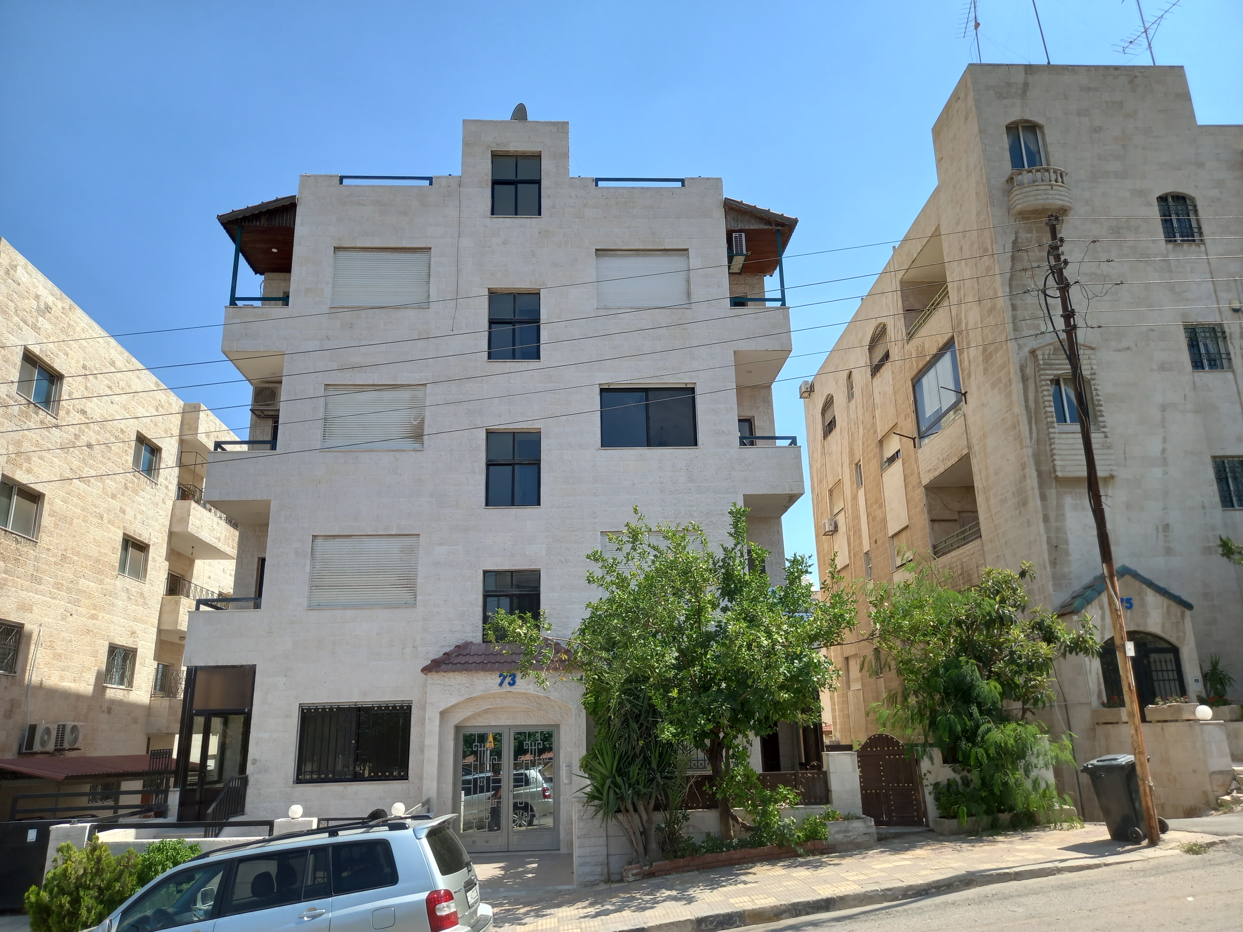 Deluxe apartment for sale in Dair Ghbar