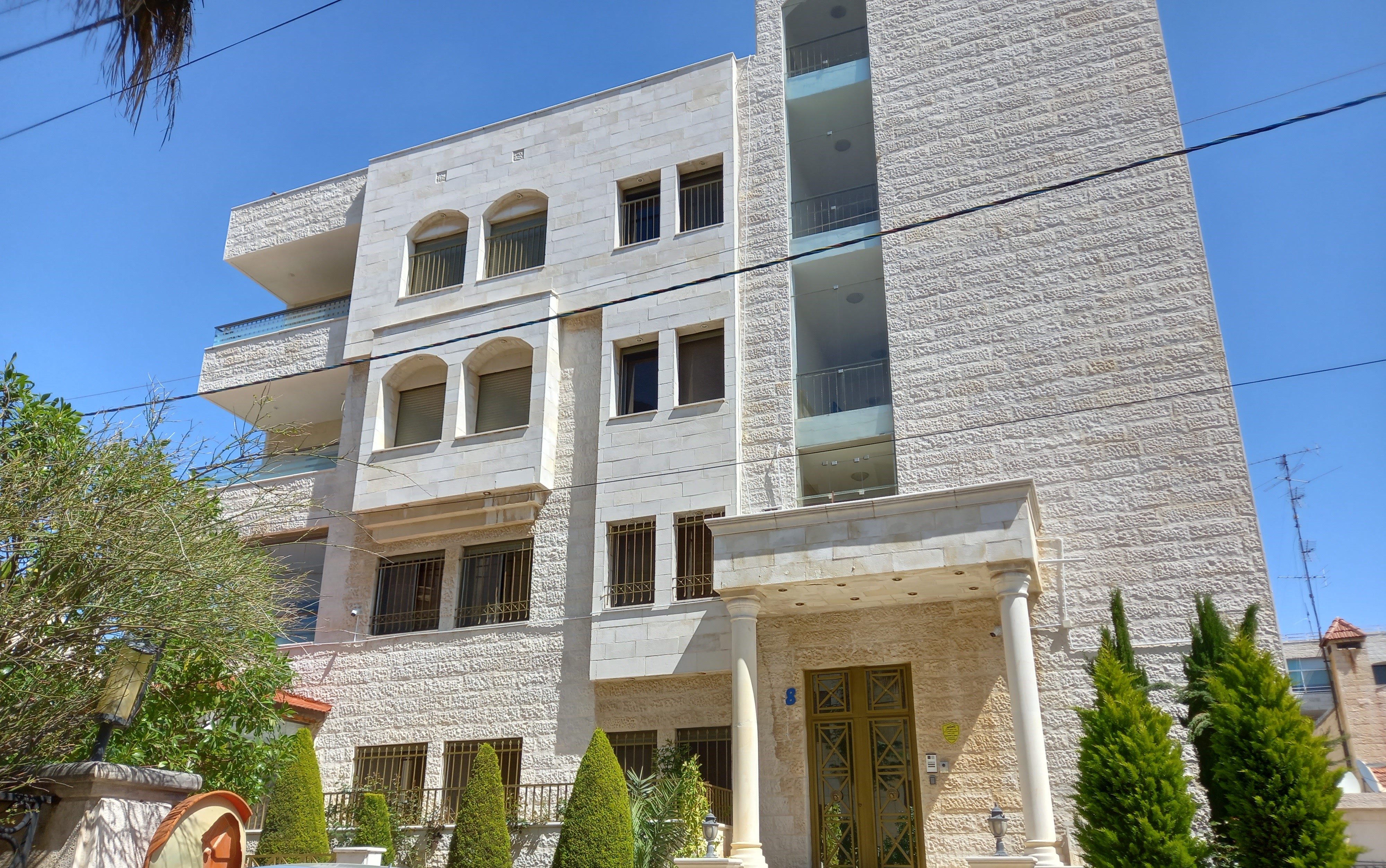 a spacious apartment in Swaifiyeh for rent 
