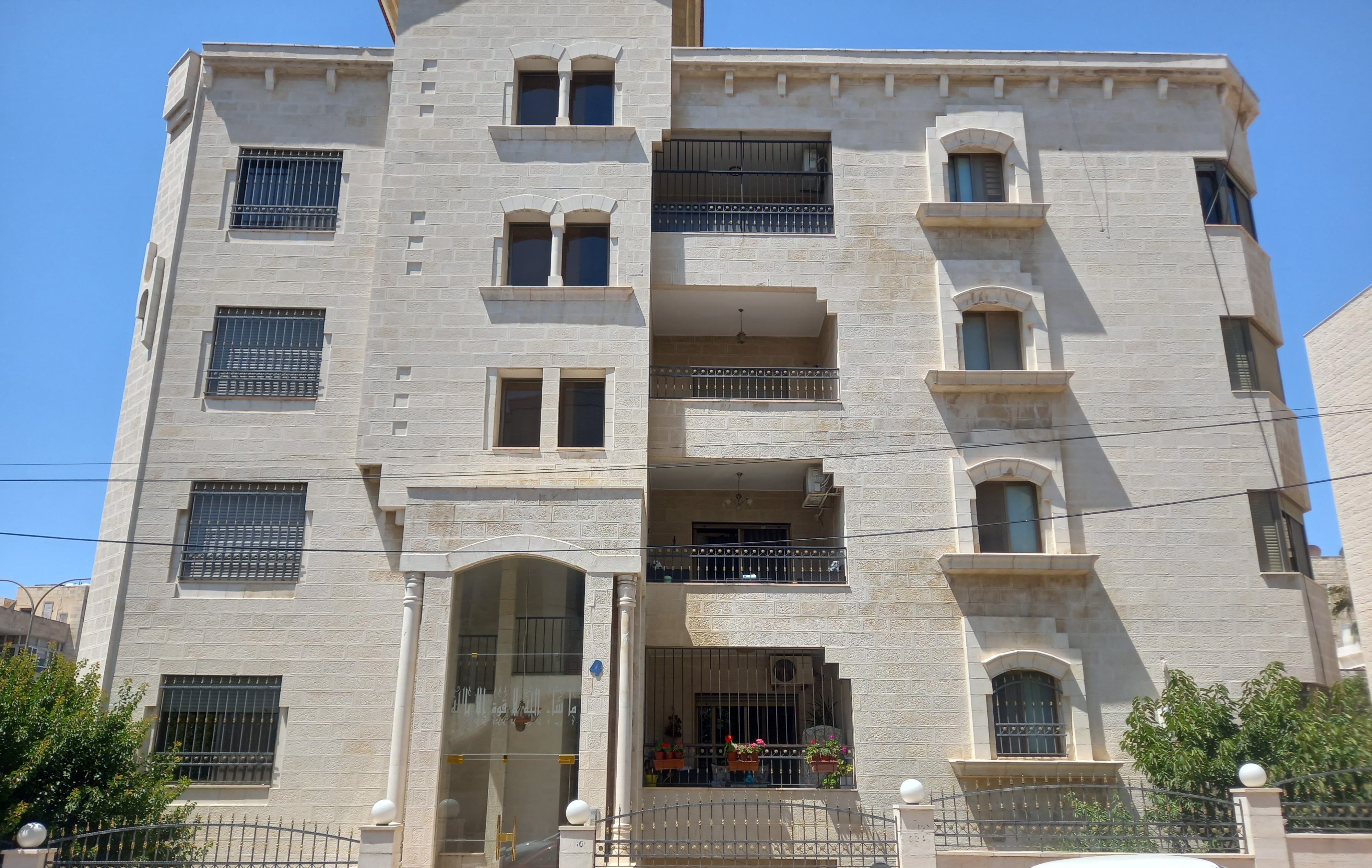 apartment in Um Uthaina is for rent 
