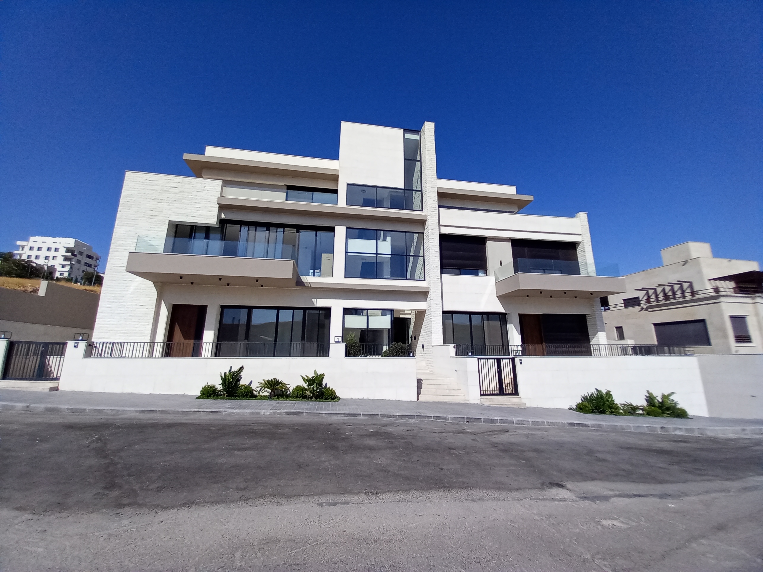 Overlooking lands in Na'uur for sale