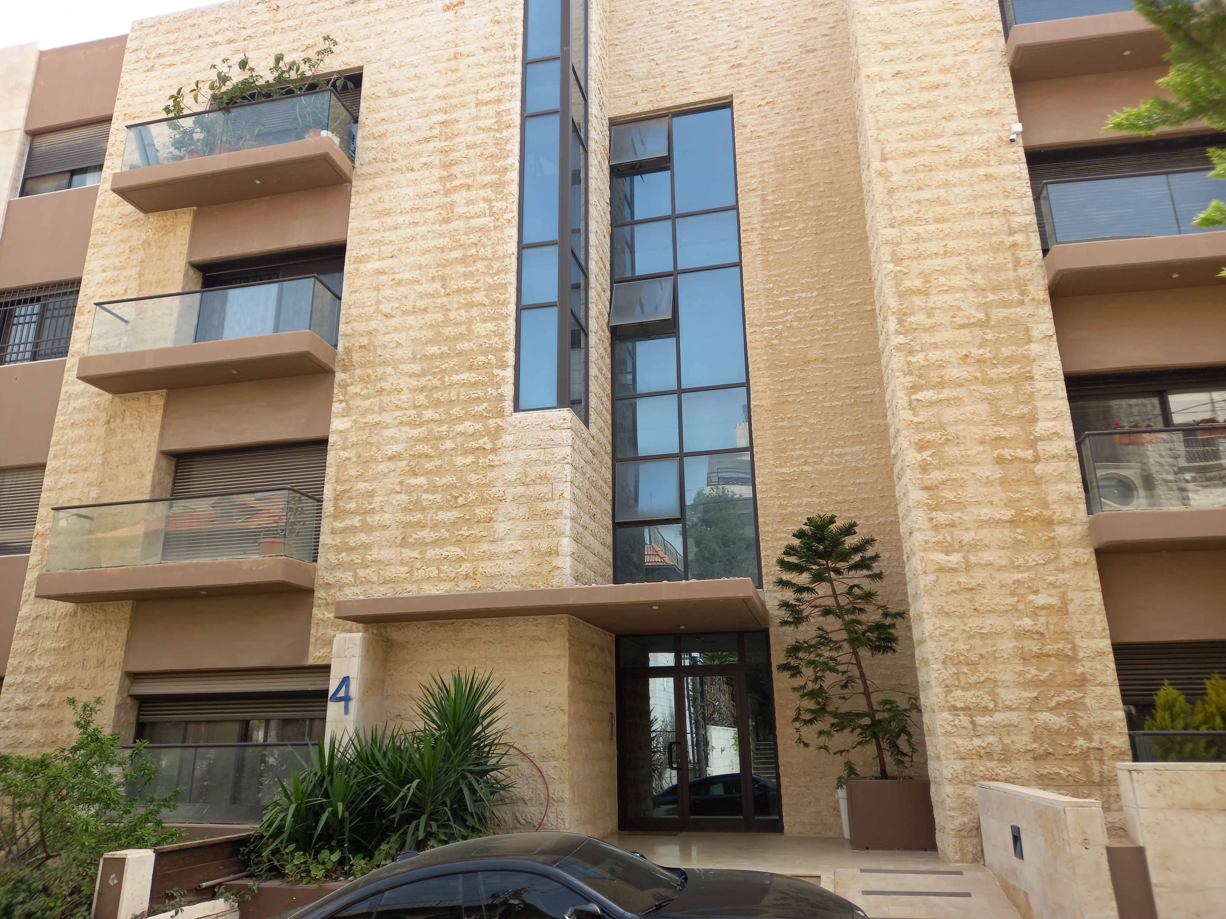 Apartment for sale in a prime location in Al-Shmeisani at a very attractive price. - Buy  in Amman