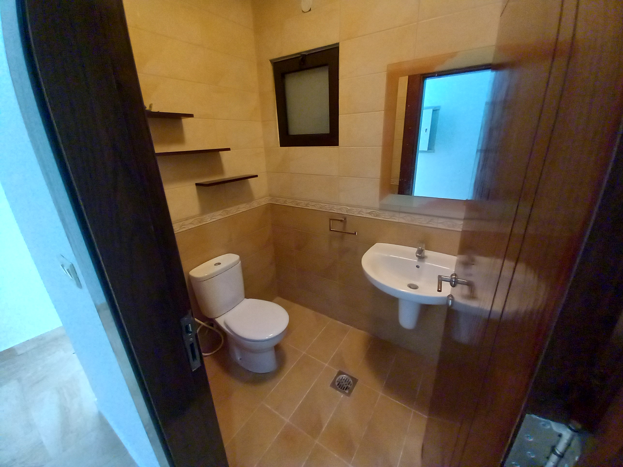 Apartment for sale in a prime location in Al-Shmeisani at a very attractive price. - Property Image 4