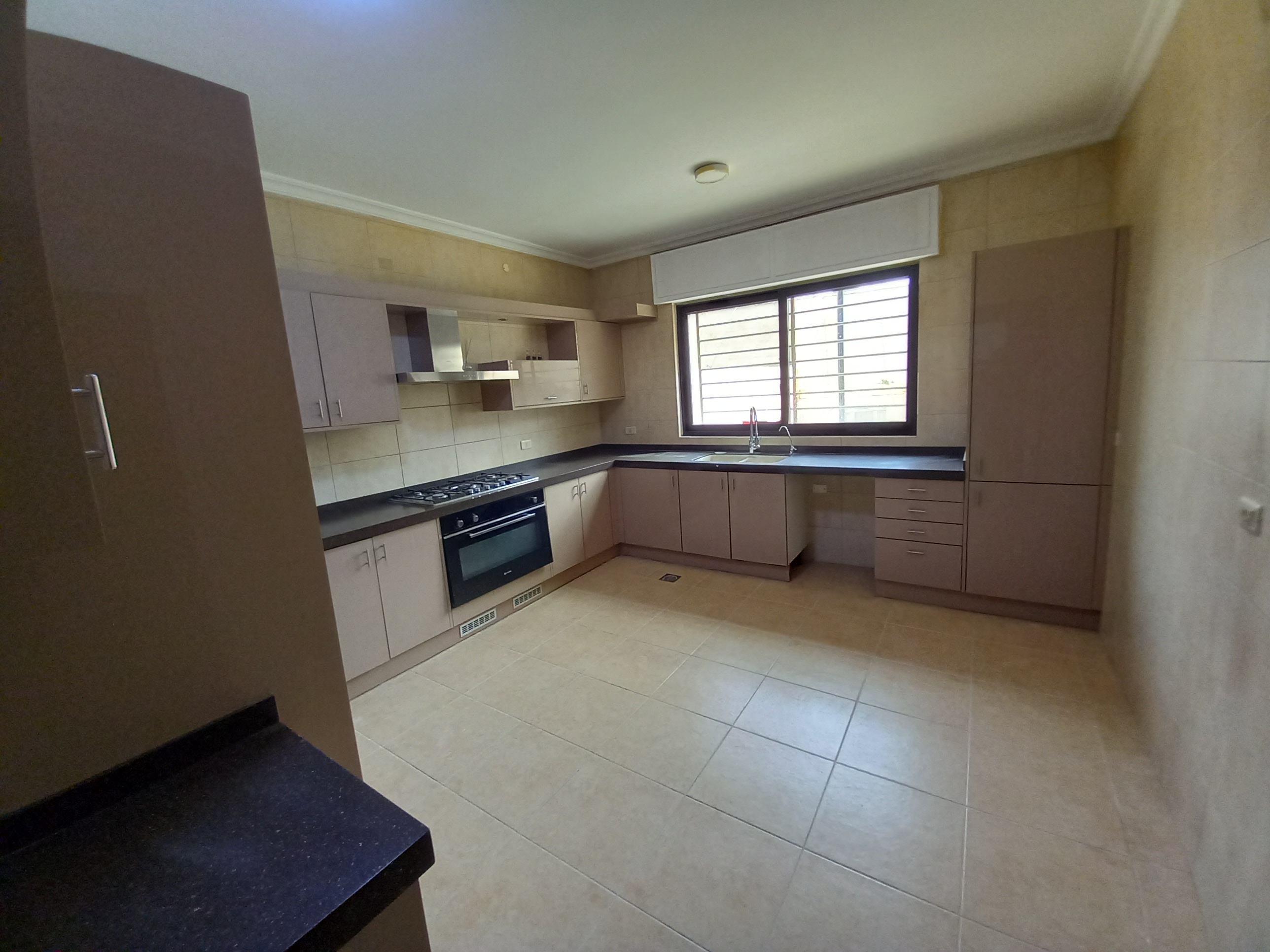 Apartment for sale in a prime location in Al-Shmeisani at a very attractive price. - Property Image 6