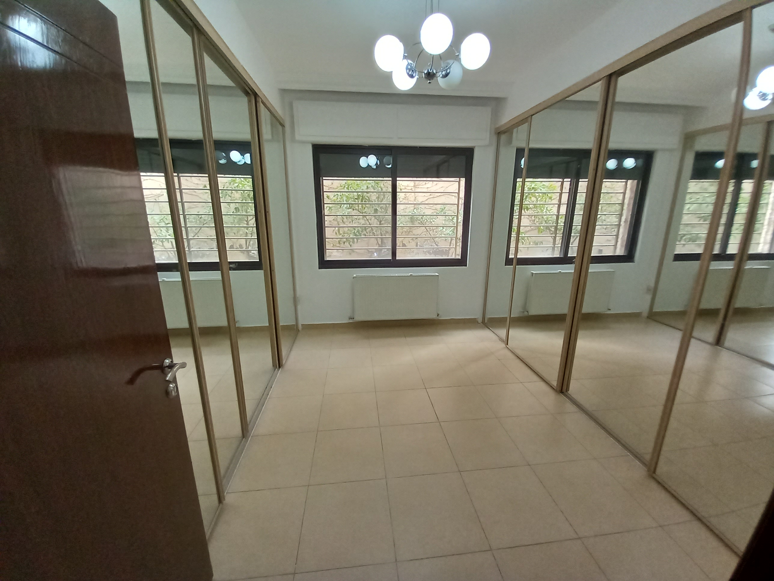 Apartment for sale in a prime location in Al-Shmeisani at a very attractive price. - Property Image 8