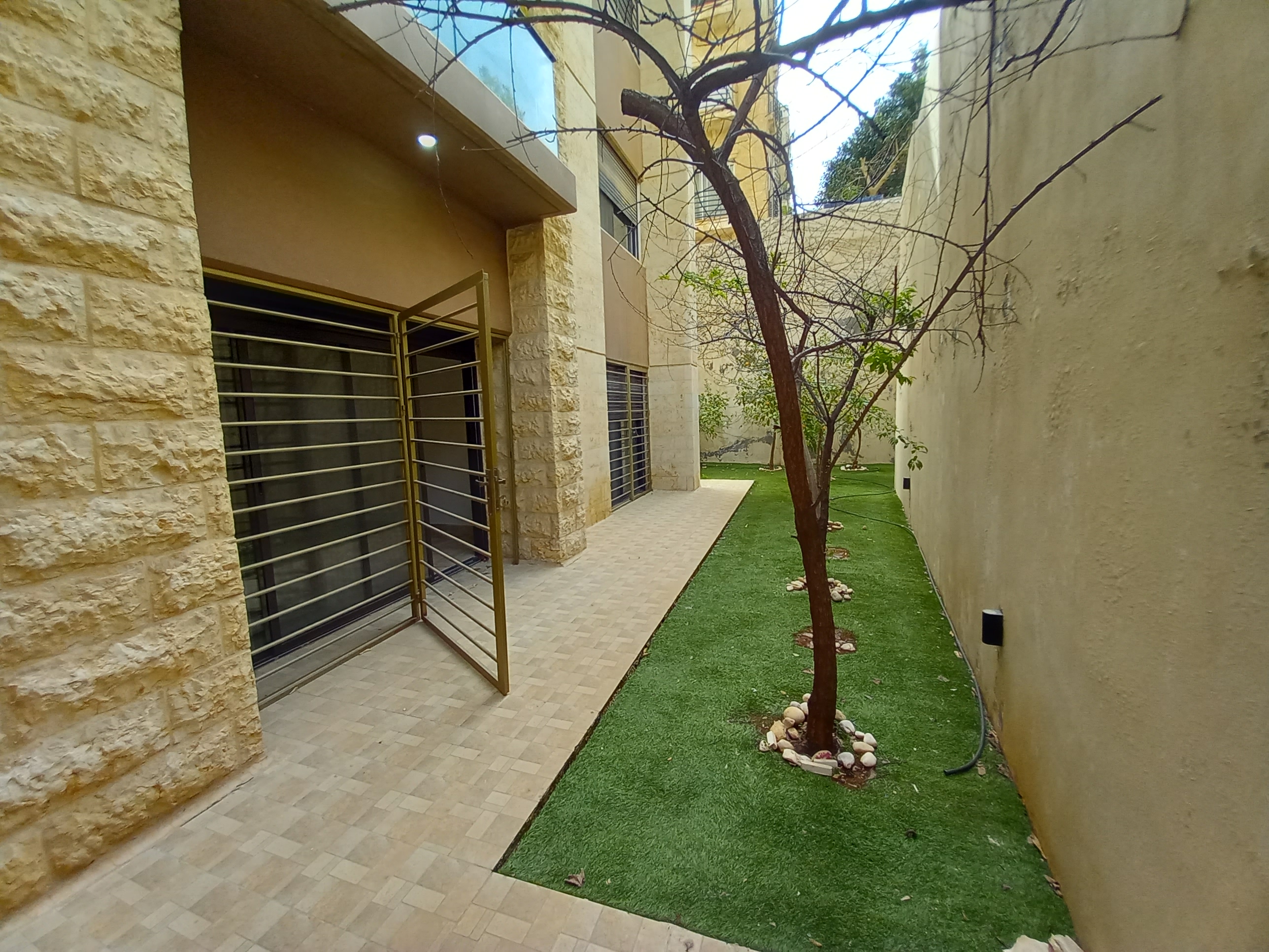 Apartment for sale in a prime location in Al-Shmeisani at a very attractive price. - Property Image 10