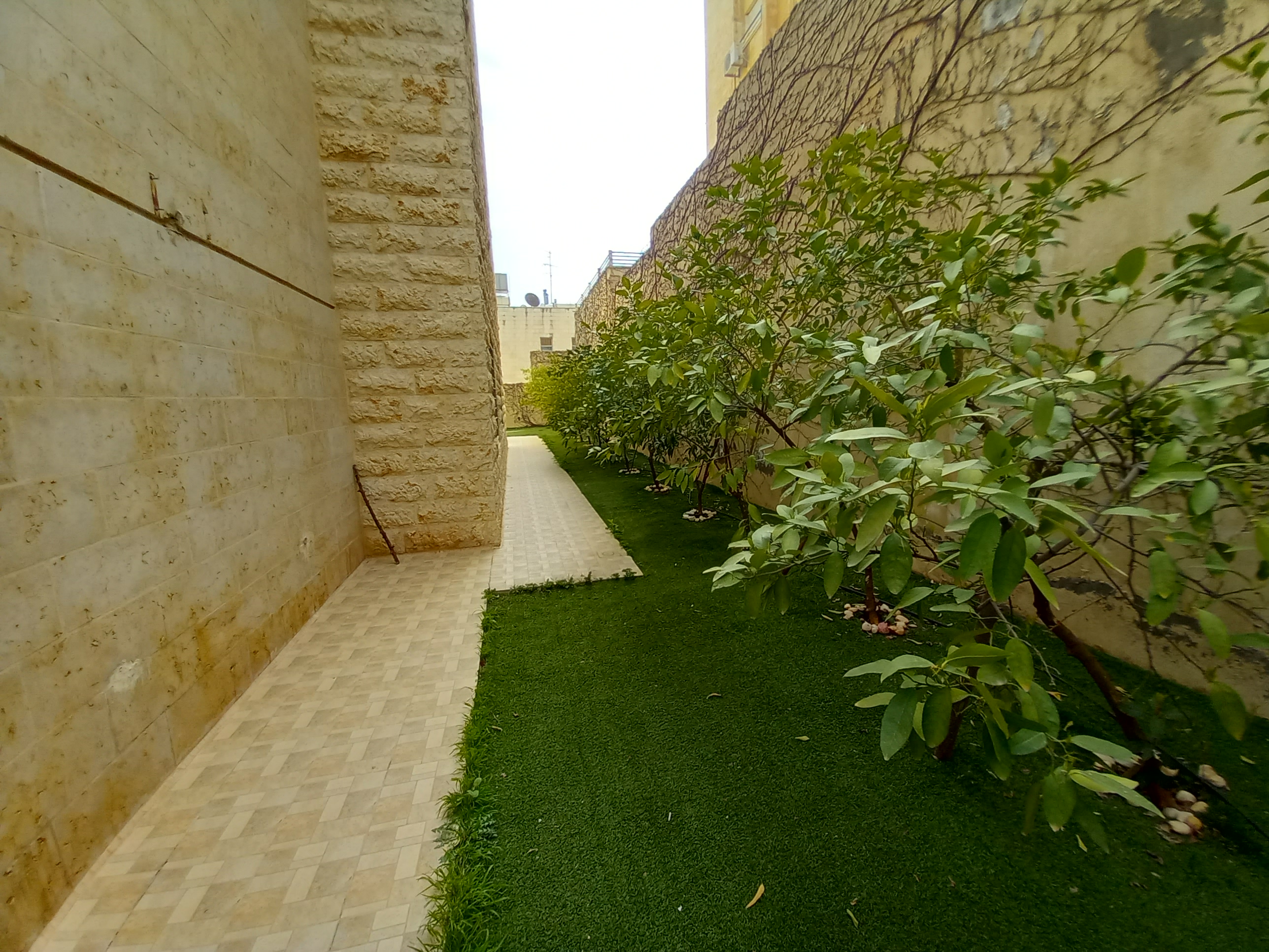 Apartment for sale in a prime location in Al-Shmeisani at a very attractive price. - Property Image 11